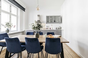 Apartamento, 3 quartos, acessível | Cozinha privada | Geladeira, cooktop, lava-louças, cafeteira/chaleira