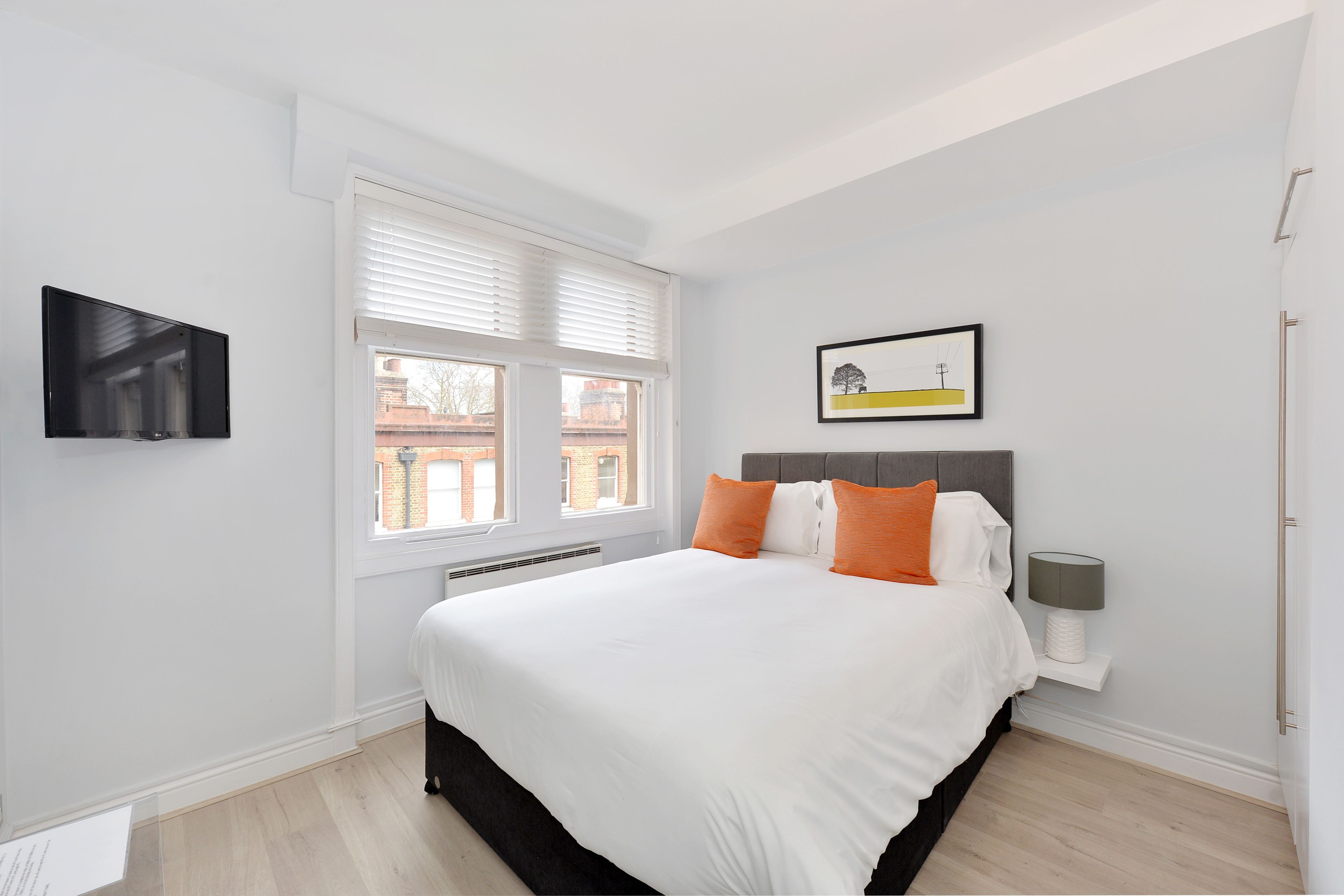 1 غرفة نوم وأغطية فراش متميزة وخزنة داخل الغرفة وستائر تعتيم