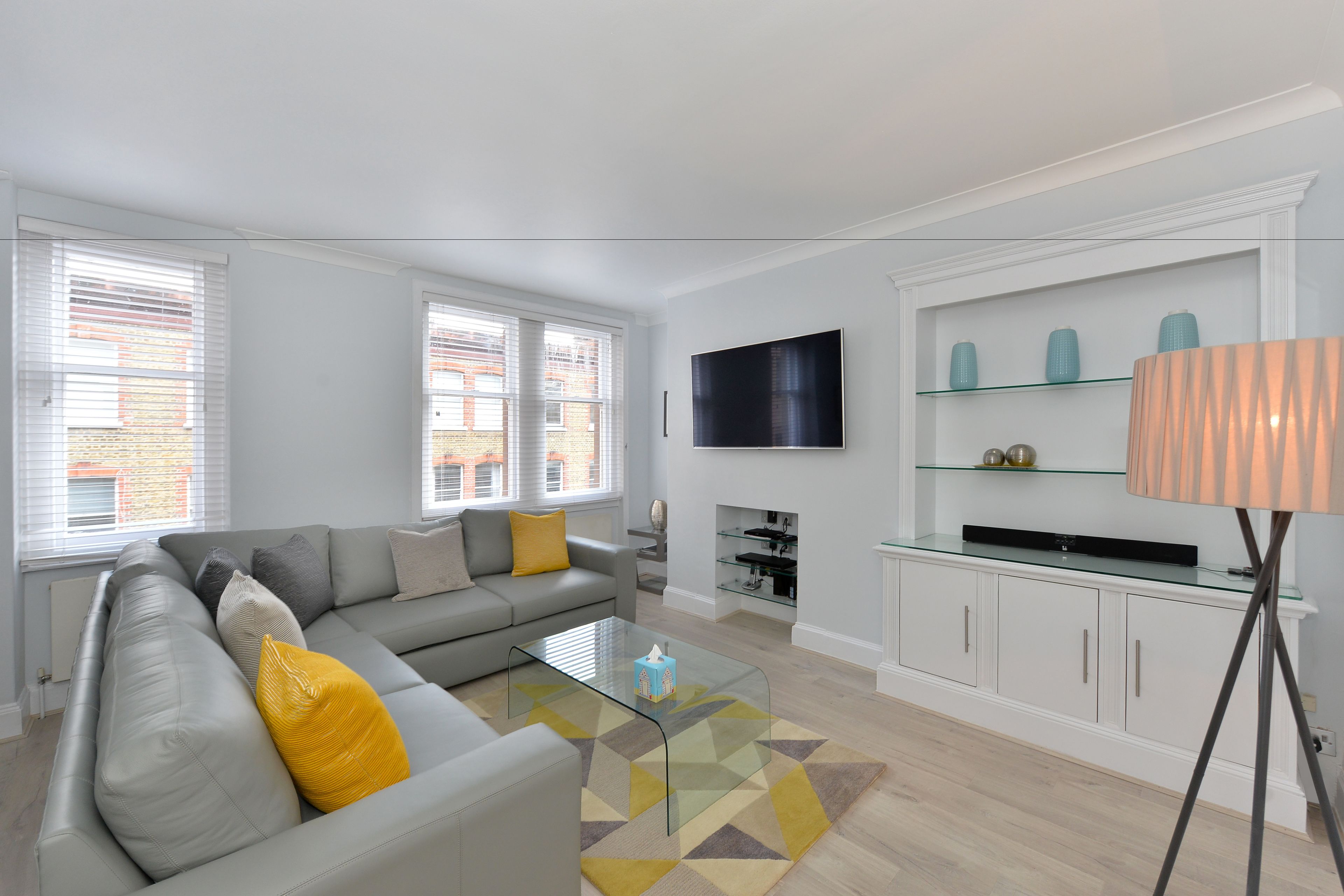 1 غرفة نوم وأغطية فراش متميزة وخزنة داخل الغرفة وستائر تعتيم