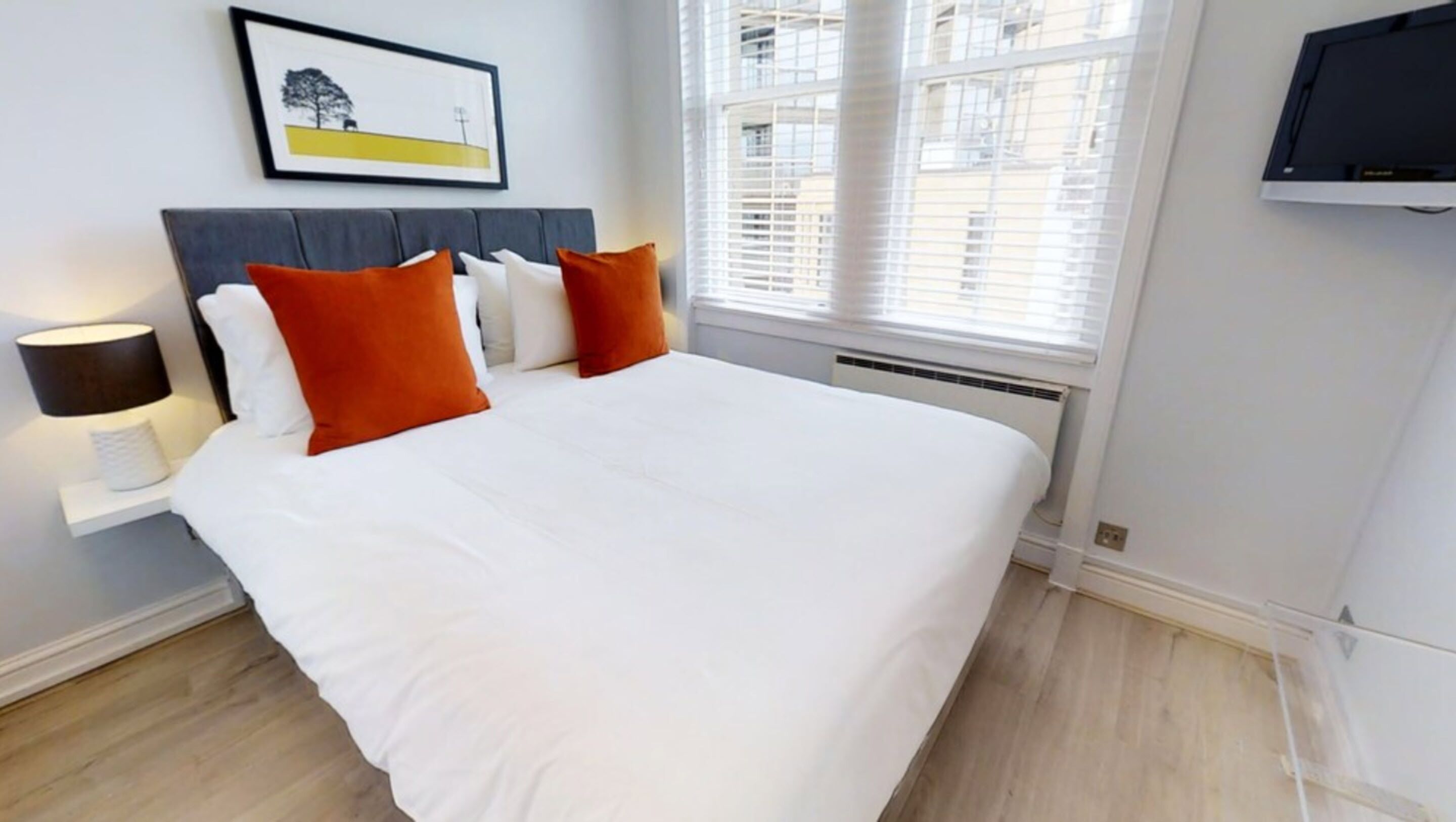 1 غرفة نوم وأغطية فراش متميزة وخزنة داخل الغرفة وستائر تعتيم