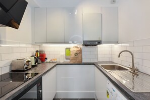 Fridge, microwave, oven, stovetop - Chiltern Street Serviced Apartments (London)