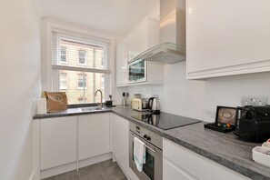 Fridge, microwave, oven, stovetop - Chiltern Street Serviced Apartments (London)