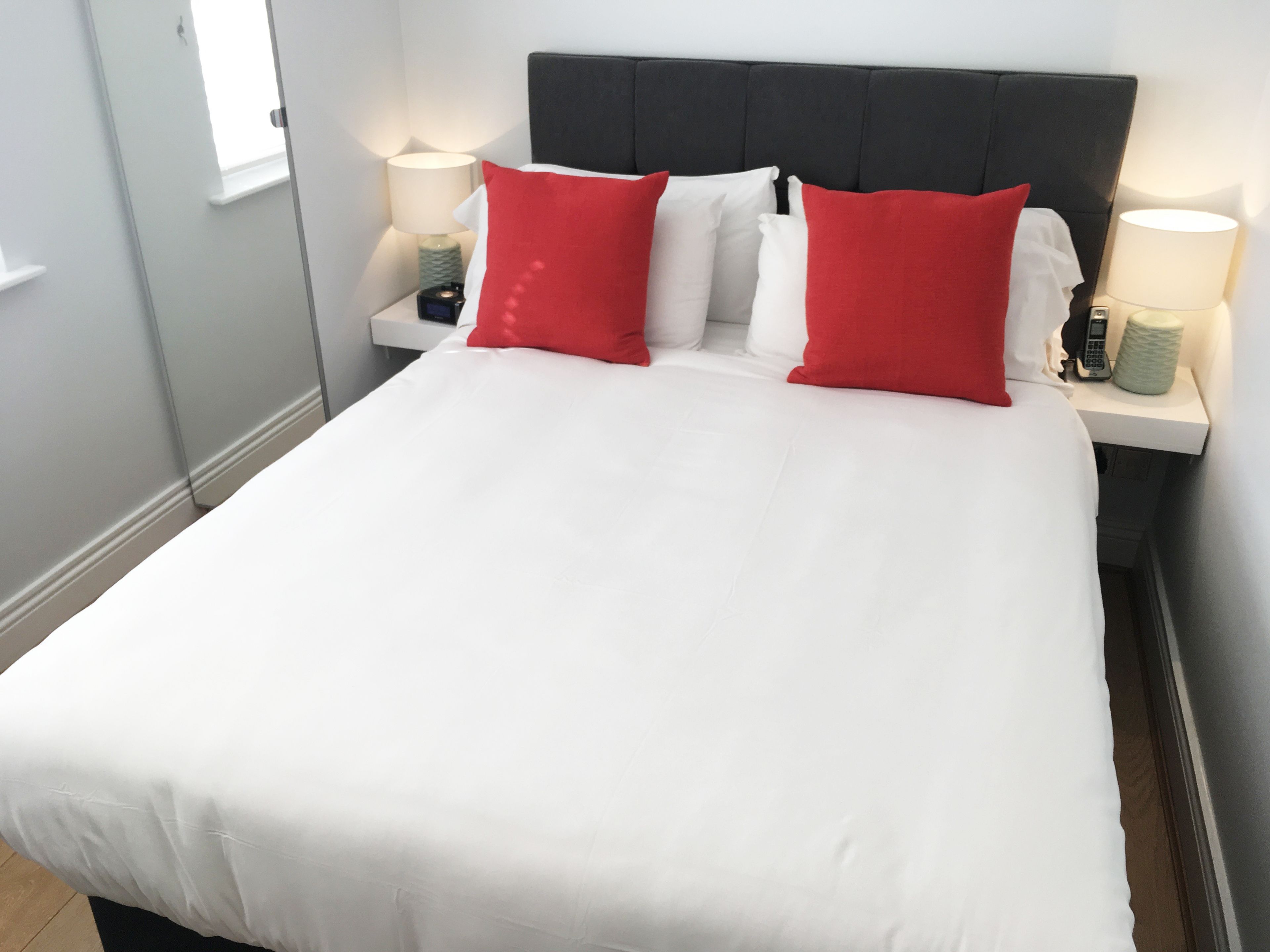 1 غرفة نوم وأغطية فراش متميزة وخزنة داخل الغرفة وستائر تعتيم