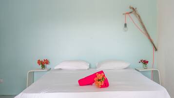 Standard Studio, 1 King Bed, Pool View, Poolside | Desk, laptop workspace, iron/ironing board, WiFi (free)