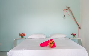 Standard Studio, 1 King Bed, Pool View, Poolside | Individually decorated, individually furnished, desk, laptop workspace - Tropical Breeze Apartments (Willemstad)