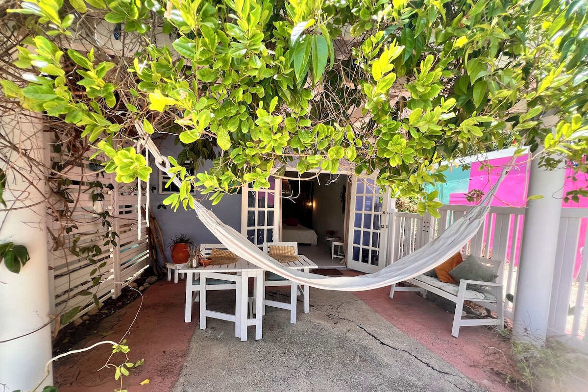 Estúdio clássico, 1 cama King, vista para o jardim, ao lado da piscina | Terraço/pátio
