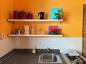 Estudi bàsic, 1 llit de matrimoni gran, vistes al jardí, al costat de la piscina | Cuina privada | Frigorífic, placa de cuina, cafetera i tetera i bullidora elèctrica