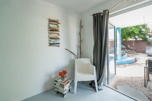 Standard Studio, 1 King Bed, Pool View, Poolside | Living area