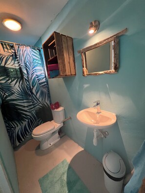 Monolocale Standard, 1 letto king, vista piscina, lato piscina | Bagno | Doccia, asciugamani