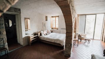 Deluxe Apartment, 1 Bedroom | Laptop workspace, iron/ironing board, free WiFi, bed sheets