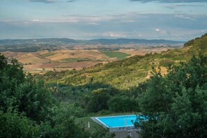 Outdoor pool, a rooftop pool, pool loungers - Agriturismo Le Valli (Casciana Terme Lari)