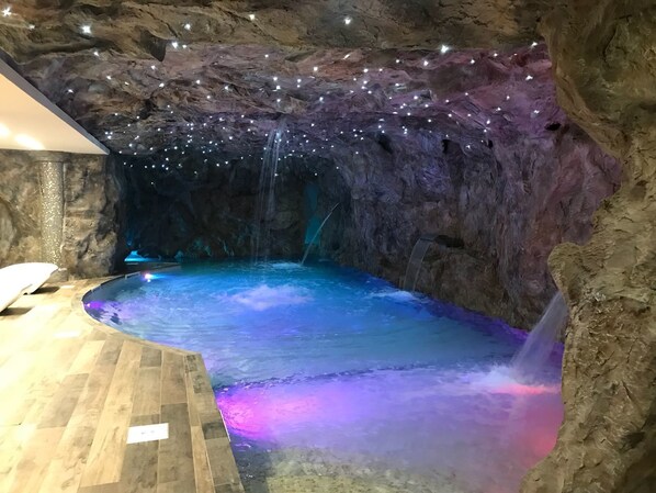 Een binnenzwembad en ligstoelen