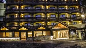 A multi-story hotel with balconies, large windows, and a stone facade. - National Park Hotel & Spa (Cotronei)