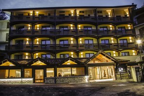 Voorkant accommodatie - avond/nacht