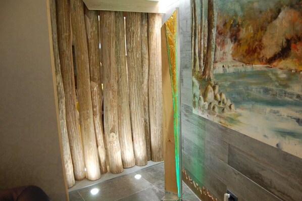 Un pasillo con pared de paneles de madera y un cuadro de un paisaje.