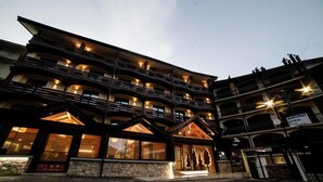 A multi-story hotel with balconies and a prominent entrance. - National Park Hotel & Spa (Cotronei)