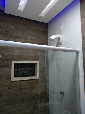 Shower, free toiletries, hair dryer