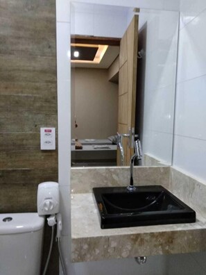 Suite | Bathroom | Shower, free toiletries, hair dryer - Pousada dos Comissários (Indaiatuba)