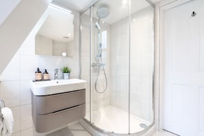 Loft Ville, 1 chambre | Salle de bain | Douche, articles de toilette (gratuits), séchoir à cheveux