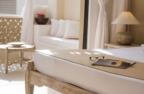 Minibar, safe på rommet, skrivebord og blendingsgardiner