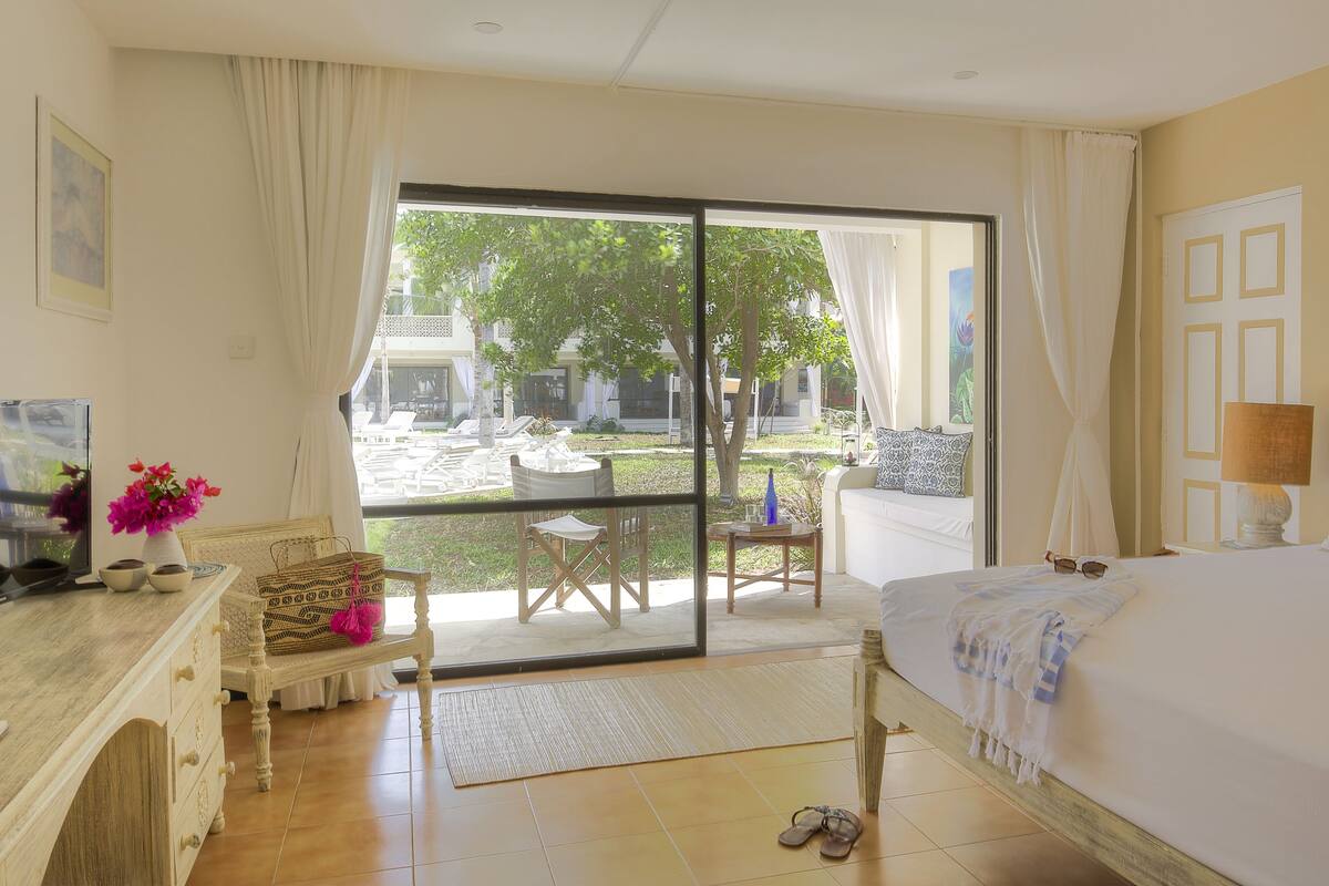 Habitación Deluxe | Minibar, caja fuerte, escritorio y cortinas opacas