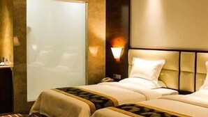 A hotel room with two beds, a large window, and a wall-mounted TV. - Delin Hotel (Shenzhen)