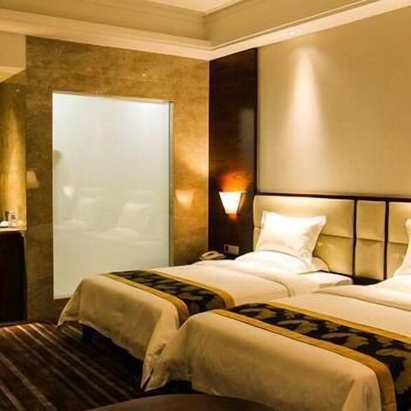 A hotel room with two beds, a large window, and a wall-mounted TV. - Delin Hotel (Shenzhen)