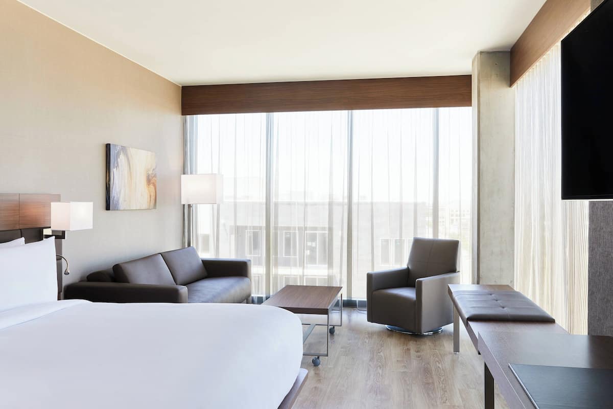 Kamer, 1 kingsize bed met slaapbank, op de hoek | Luxe beddengoed, donzen dekbedden, een kluis op de kamer, een bureau