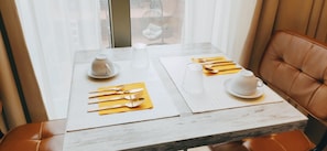 1 quarto, camas com colchões de espuma com sistema de memória, frigobar