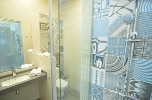 Suihku, sadesuihkupää, ilmaiset hygieniatuotteet, hiustenkuivaaja