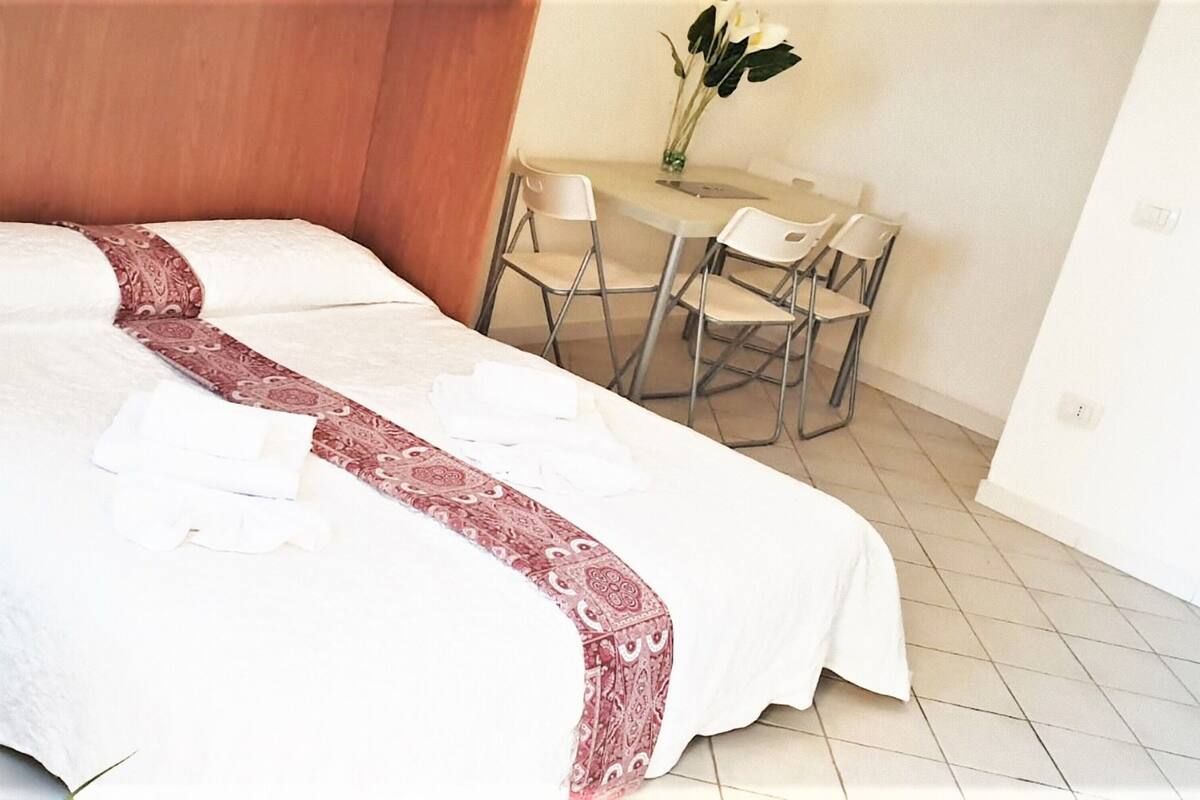 Estudio | Tabla de planchar con plancha, cunas y camas extra