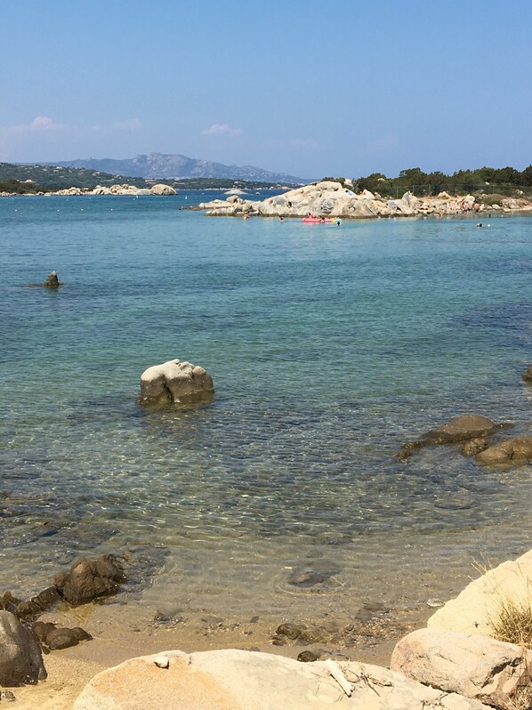 Sulla spiaggia, immersioni subacquee, windsurf