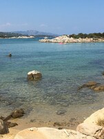 在海滩、水肺潜水、帆板运动