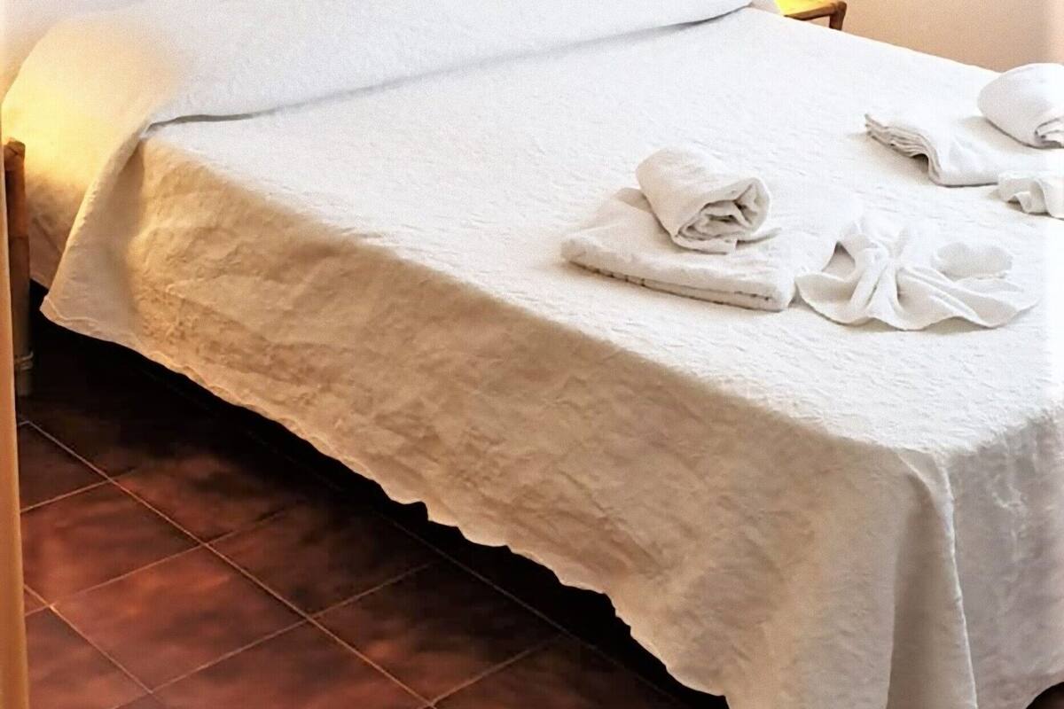 Departamento, 2 habitaciones | Tabla de planchar con plancha, cunas y camas extra