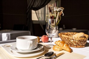 الإفطار بتكلفة قدرها (10.00 EUR للشخص)