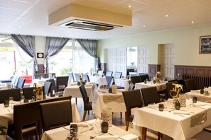 Restaurant - Logis Hotel Restaurant Croix Verte (Neau)
