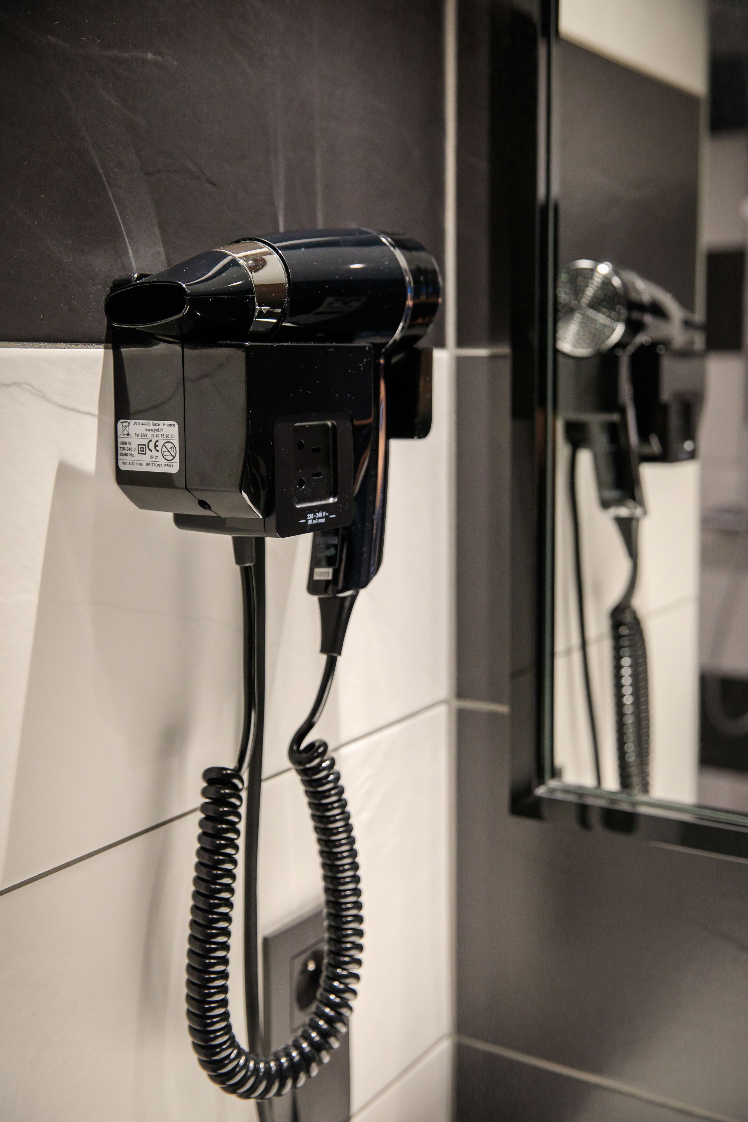 junior suite, 1 queen bed, accessible, non smoking | bathroom | shower, free toiletries, hair dryer, bathrobes