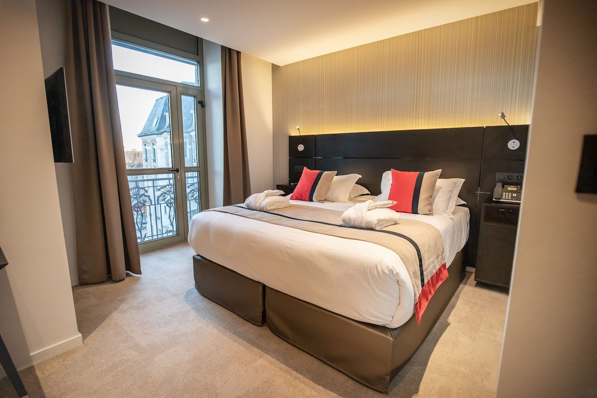 Junior Suite, 1 Queen Bed, Accessible, Non Smoking | In-room safe, individually furnished, desk, soundproofing