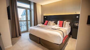 Juniorsvit - 1 queensize-säng - tillgänglighetsanpassat - icke-rökare | Värdeförvaringsskåp på rummet, unika möbler, skrivbord och ljudisolering