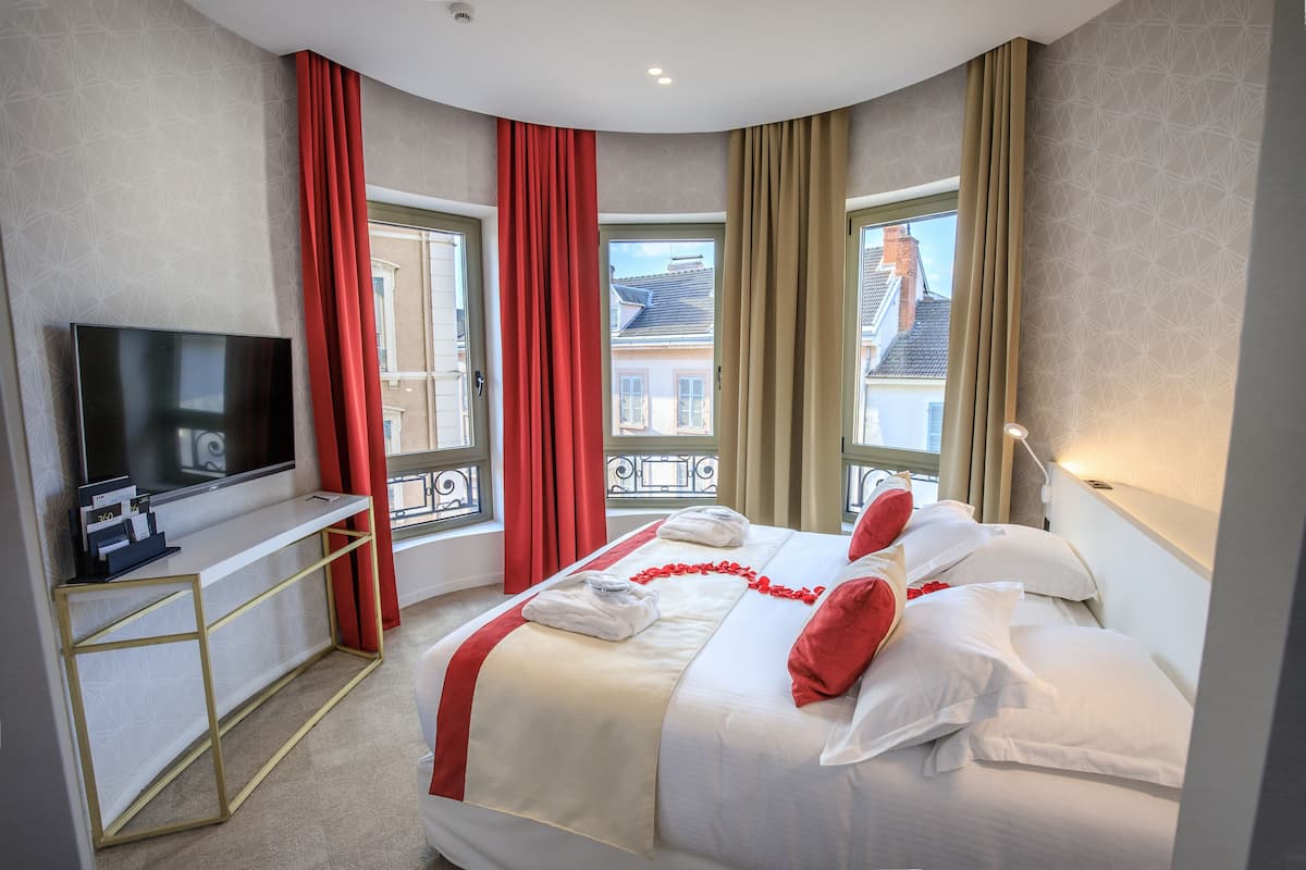 Premium Suite, 1 Queen Bed with Sofa bed, Non Smoking | In-room safe, individually furnished, desk, soundproofing