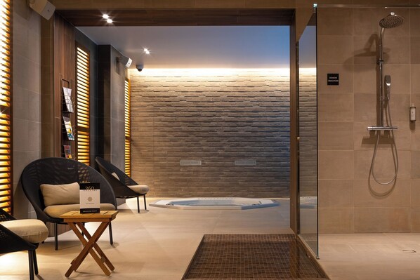 Salas de tratamiento para parejas, sauna y tina de hidromasaje