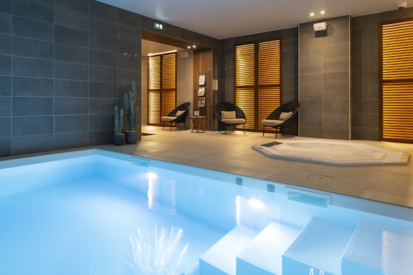 Couples treatment rooms, sauna, hot tub, steam room, Turkish bath