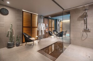 Salas de tratamiento para parejas, sauna y tina de hidromasaje