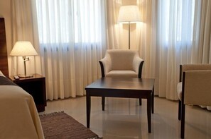 Premium bedding, minibar, in-room safe, desk - Camino Real Plaza Hotel (Villa del Totoral)