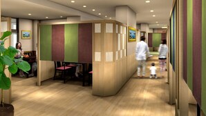Un interior moderno con una zona de recepción, paneles de madera y un pasillo con un niño.