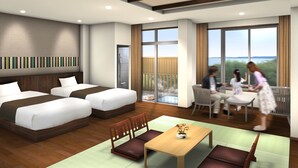 Habitación de hotel con dos camas, zona de comedor y balcón con vistas.