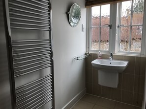 Standard Double Room | Bathroom | Shower, free toiletries, hair dryer, towels - Turi House (Canterbury)