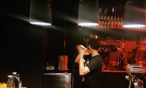 Bar (trong khuôn viên)