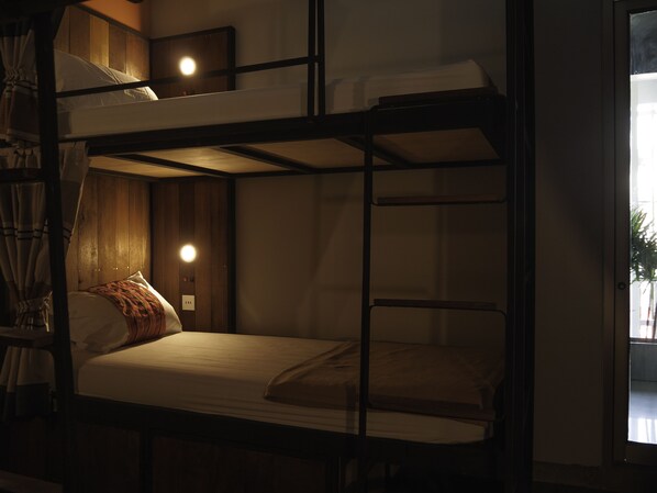 4-Bed Female Dormitory | Phòng cách âm, truy cập Internet không dây miễn phí