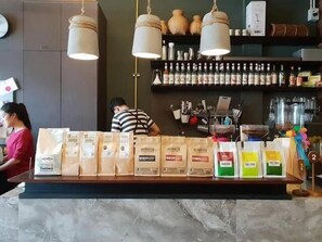 Breakfast, lunch, dinner and brunch served - Whereder Poshtel - Hostel (Udon Thani)